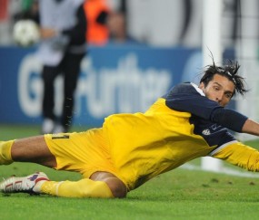 开云体育-拉文狂飙40分撕裂防线，尼克斯力擒黄蜂迎三连胜