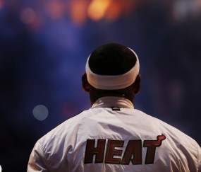 开云下载-雷霆防守锁死魔术，詹姆斯在F1街道赛接管比赛，当竞技基因跨界闪耀