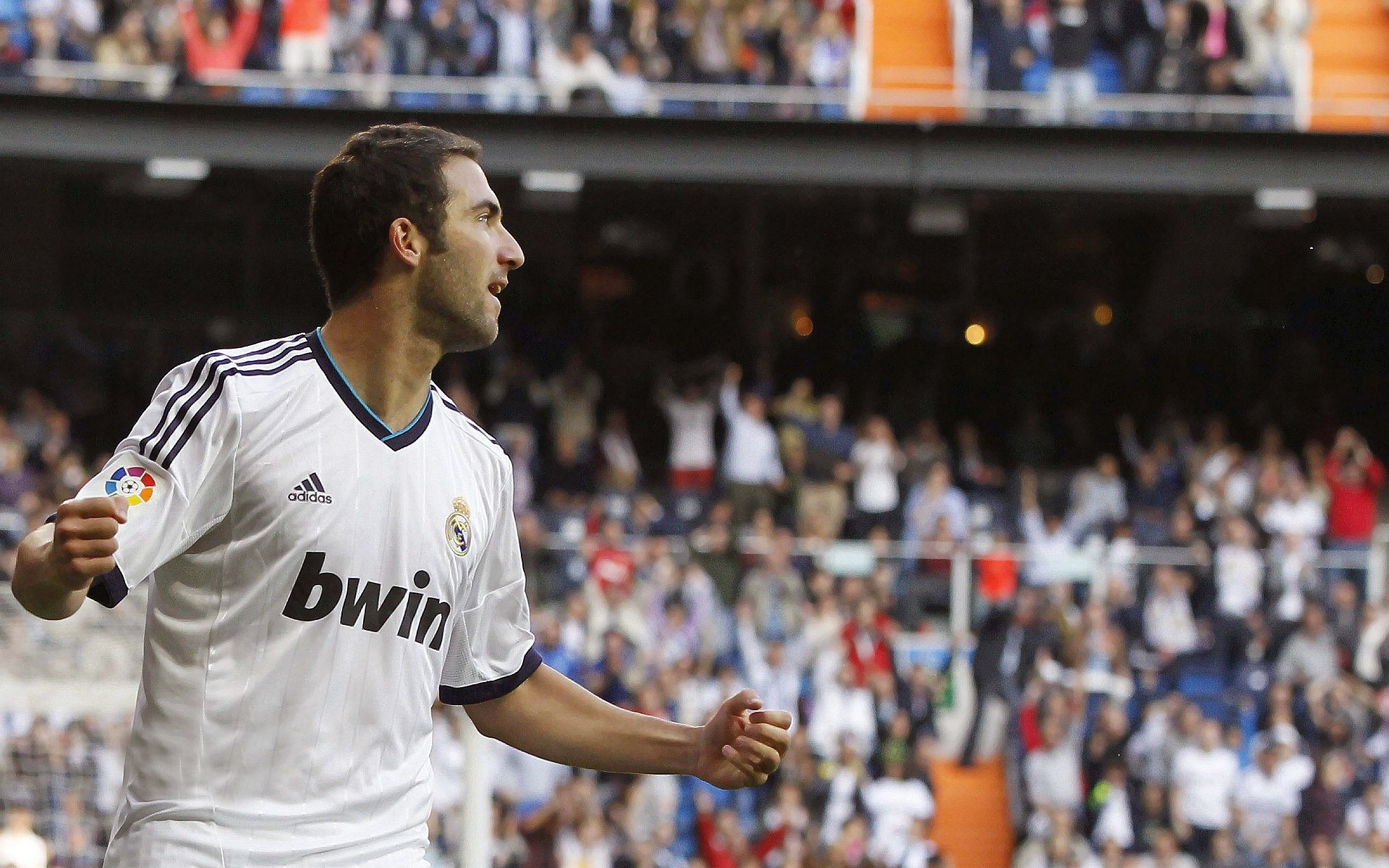 奥斯梅恩高光难救主，曼城稳如磐石碾过哥伦比亚